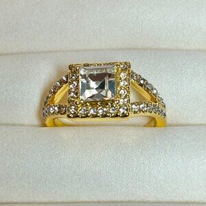 Gold Toned Princess Cut CZ Split Shank Band Ring (Size: 8) NWOT